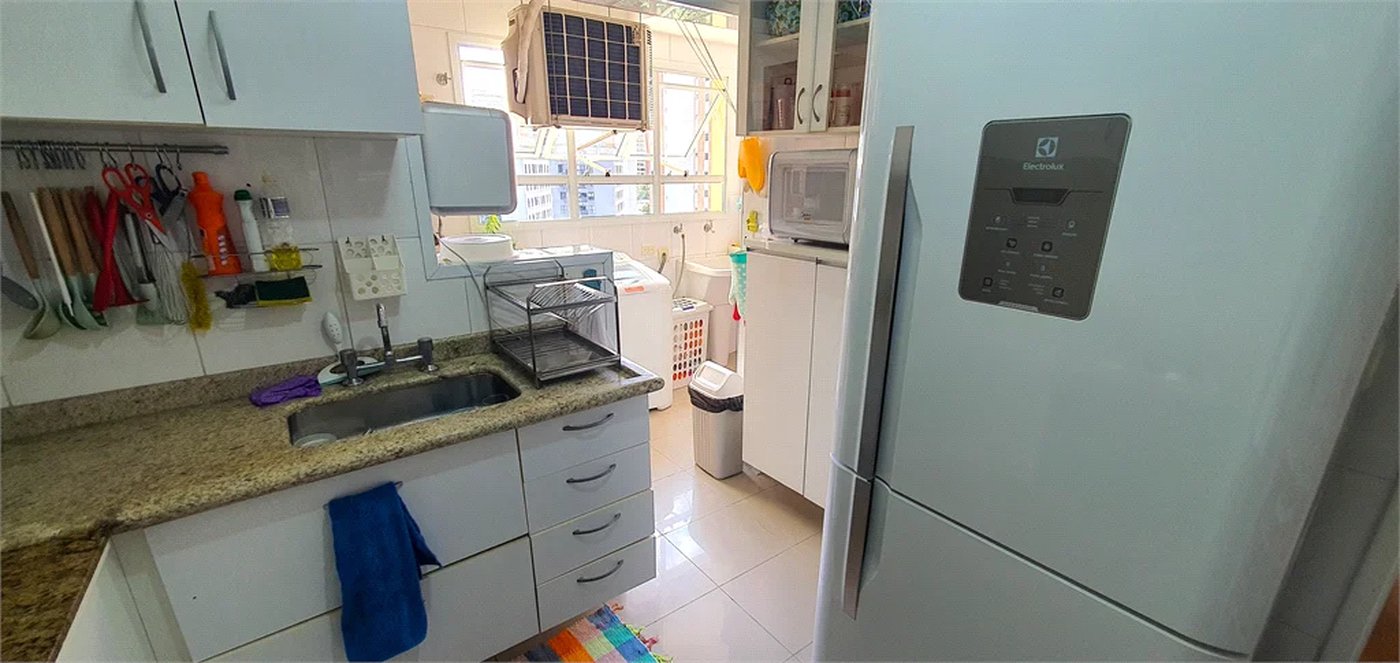 Apartamento luxuoso com 130m2, 3 suítes, 4 vagas.