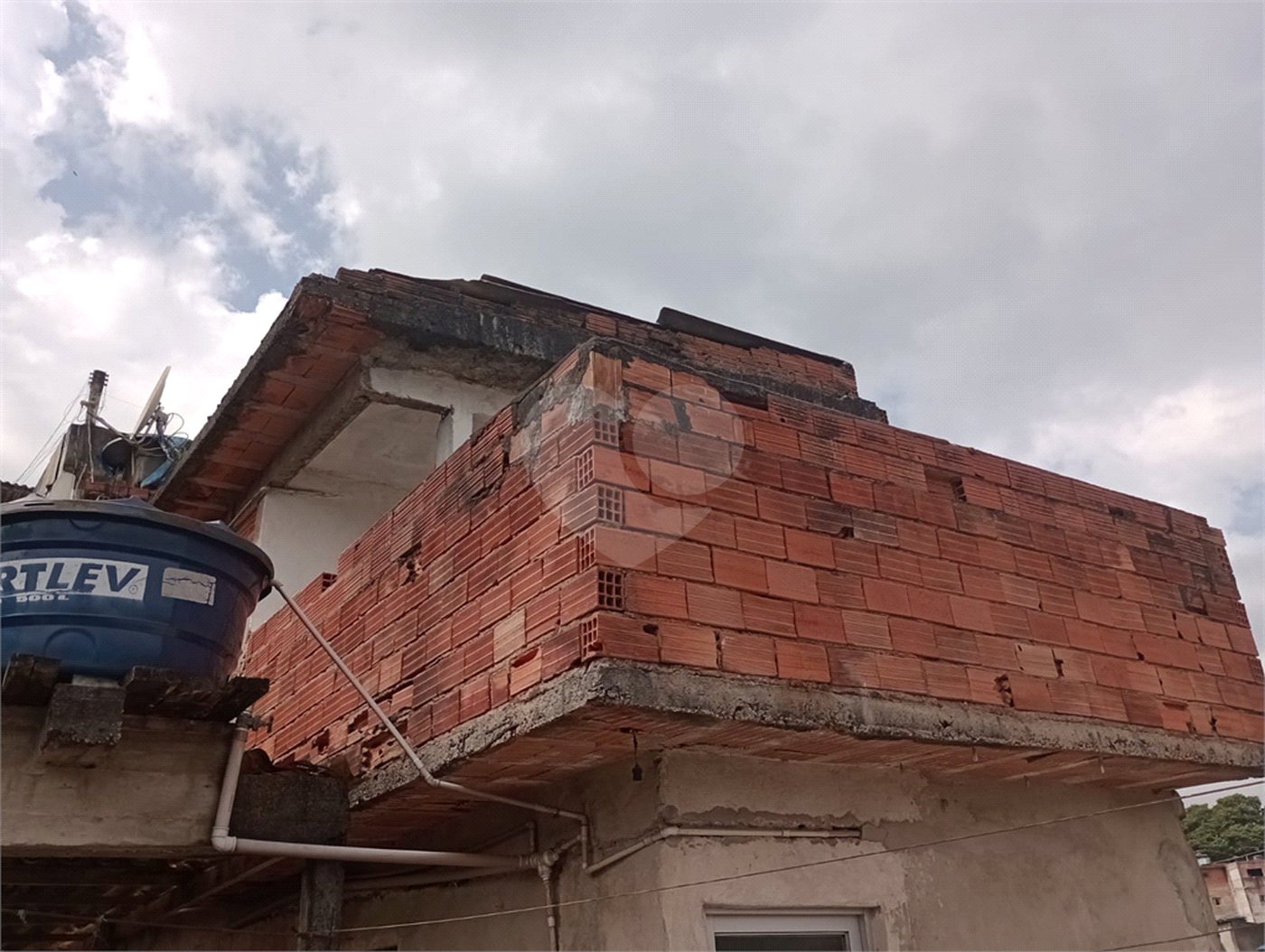 Terreno com 6 casas em 293m² de área total.