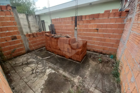 Casa térrea no Prolongamento Jardim das Torres.