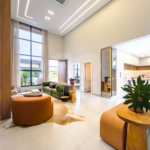 Casa Térrea – Condomínio Maria Cândida - 300 m² de terreno - 212 m² de área construída - 4 vagas de garagem, sendo 2 cobertas - Sala de jantar e estar integradas, com pé-direito duplo e cortina - 3 suítes com ar-condicionado, sendo 1 master com closet – planejado – Roupeiro – Escritório - Cozinha