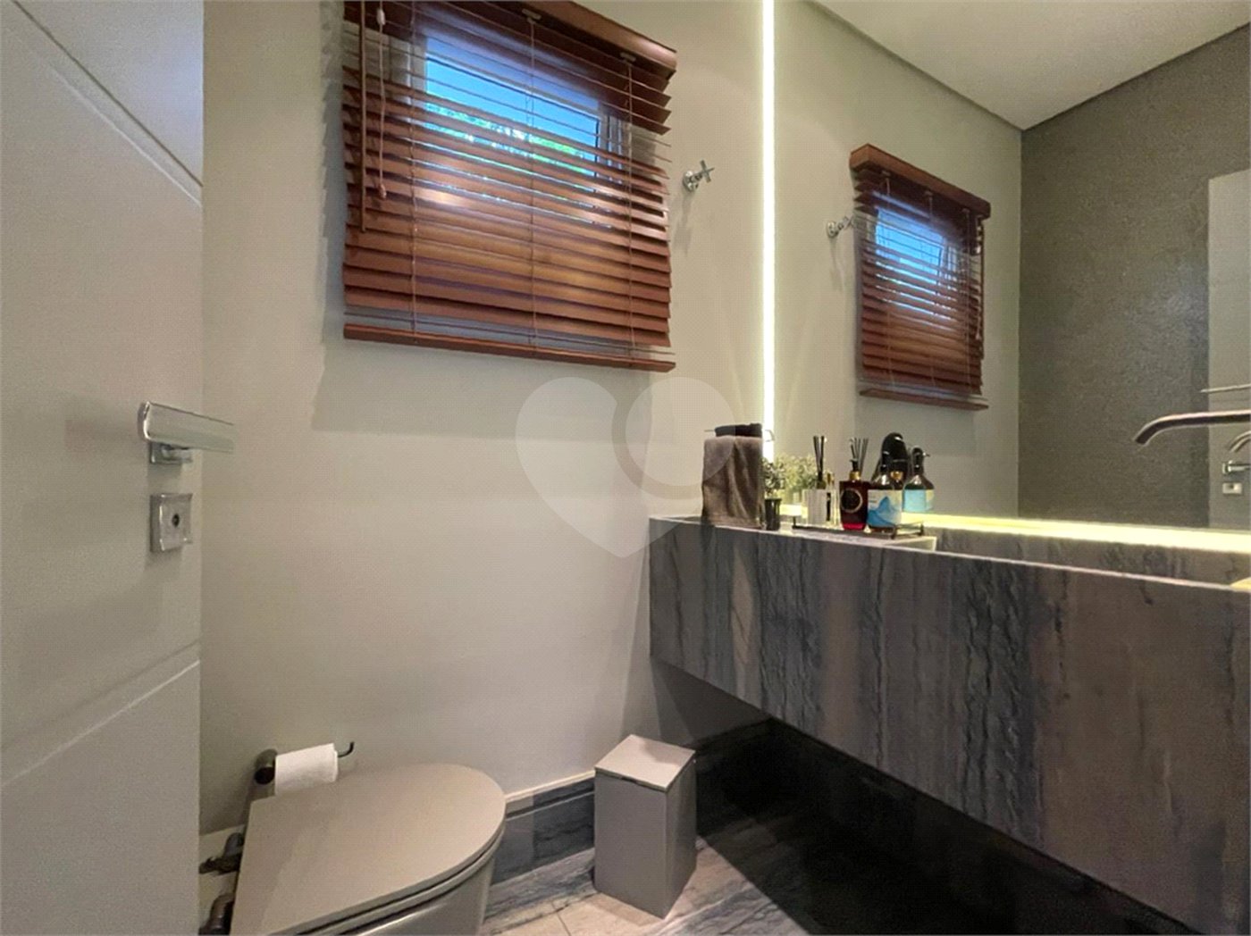 Casa com 4 quartos em condomínio fechado com piscina