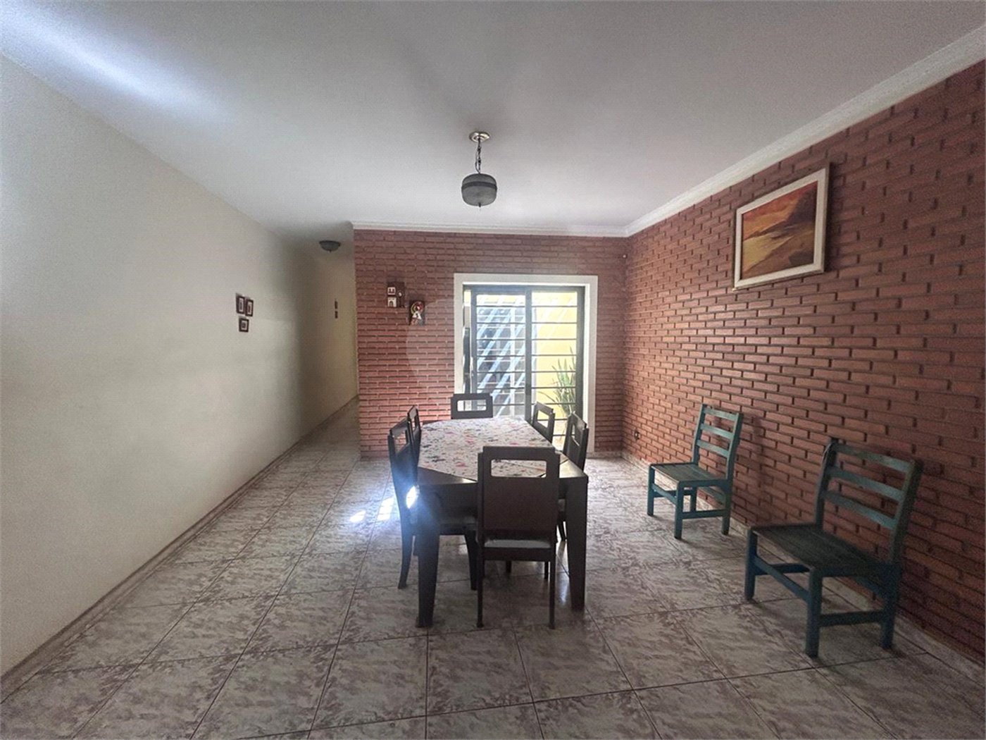 Casa espaçosa e confortável em um bairro tranquilo a venda.