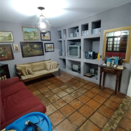 Casa à venda na Vila Mariana de 300 metros quadrados, com 3 dormitórios, 1 suíte e 2 vagas.