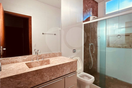 Casa à venda com 3 quartos, sendo 3 suítes, no condomínio Village Damha III, São Carlos - SP