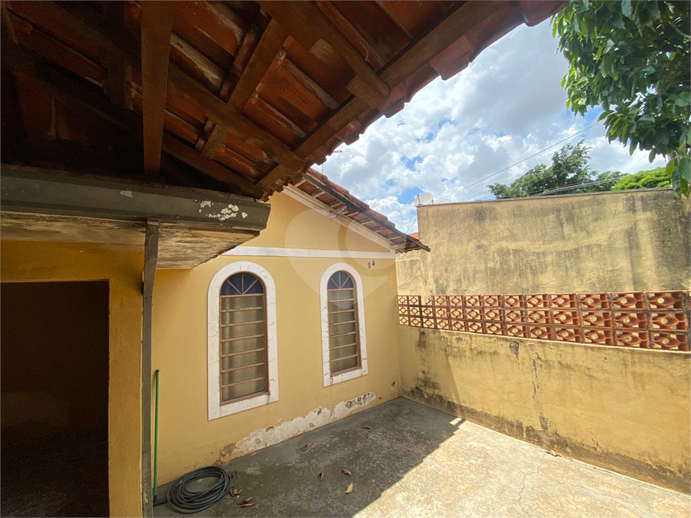 Casa Térrea com 3 dormitórios.