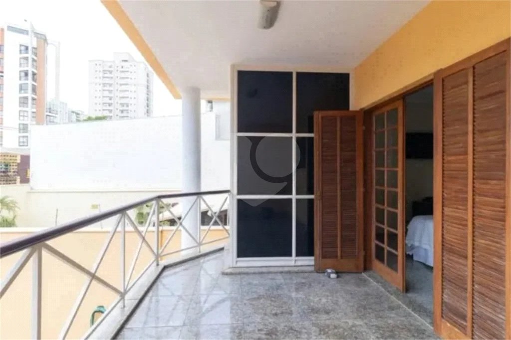 Casa com 3 dormitórios sendo 3 suítes com 03 vagas de garagem.