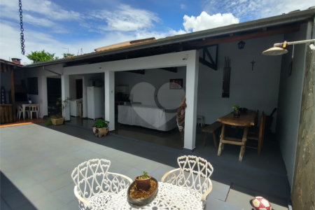 Casa à venda com 3 quartos, sendo 1 suíte, em Parque Laranjeiras, Araraquara, SP