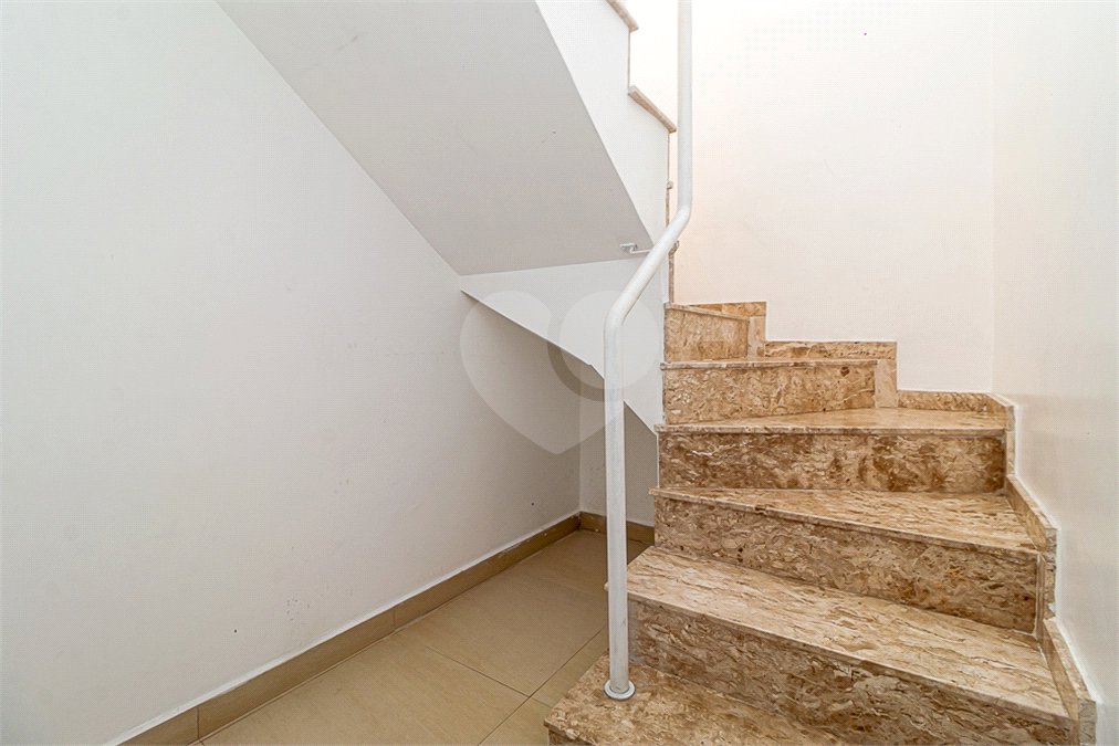 Casa à venda com 4 quartos, sendo 2 suítes, no condomínio Vila das Andorinhas, São Paulo - SP