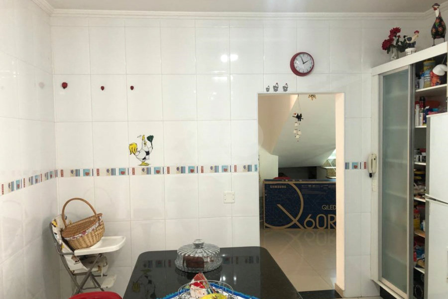 Casa à venda com 3 quartos, sendo 1 suíte, no condomínio Parque Suiça, Caieiras - SP