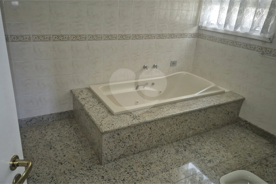 Casa à venda com 4 quartos, sendo 3 suítes, no condomínio Chácara das Rosas, São Paulo - SP