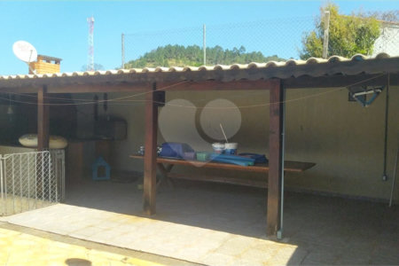 Casa à venda ou para alugar com 3 quartos, sendo 1 suíte, em Estação, São Roque, SP