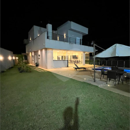 Casa à venda com 4 suítes no condomínio Figueira Garden, Atibaia - SP