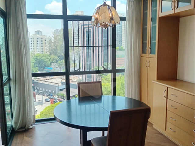 Apartamento à venda com 3 quartos, sendo 1 suíte,  em Morumbi, São Paulo, SP