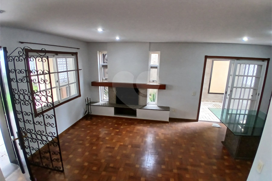 Casa à venda ou para alugar com 3 quartos, sendo 2 suítes, no condomínio Chácara das Rosas, São Paulo - SP