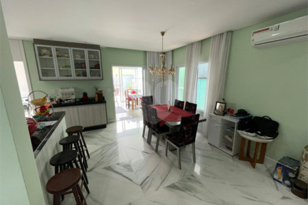 Casa à venda com 1 quarto, sendo 3 suítes, no condomínio Aruã Brisas I, Mogi das Cruzes - SP