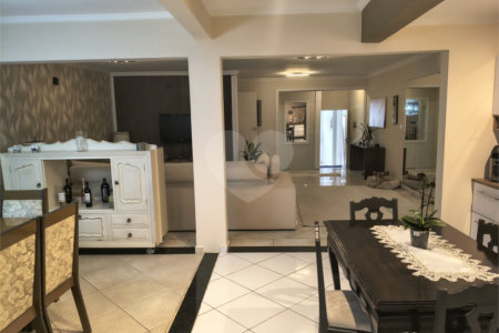 Casa à venda com 3 suítes em Vila Lavínia, Mogi das Cruzes, SP