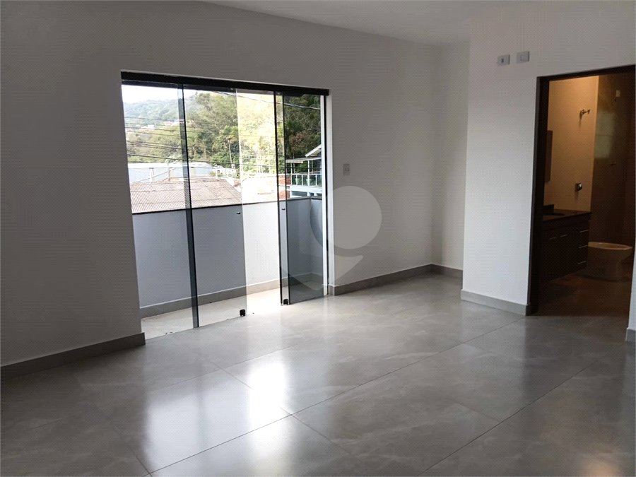 Sobrado para alugar com 2 quartos, sendo 1 suíte, no Centro, São Roque, SP