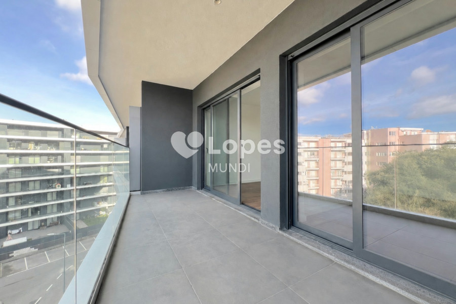 Apartamento T3 à venda em Águas Santas, Maia, Portugal – Varanda e garagem
