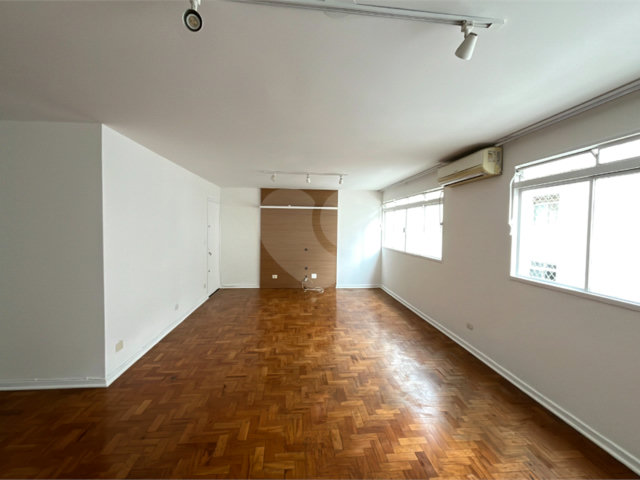 Apartamento à venda com 3 quartos, sendo 1 suíte,  em Itaim Bibi, São Paulo, SP