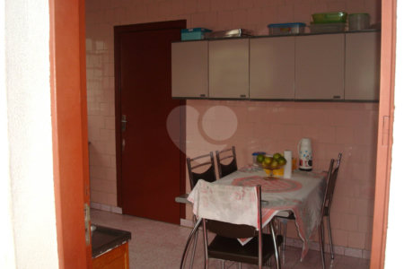 Sobrado à venda com 3 quartos em Vila Romanópolis, Ferraz de Vasconcelos, SP
