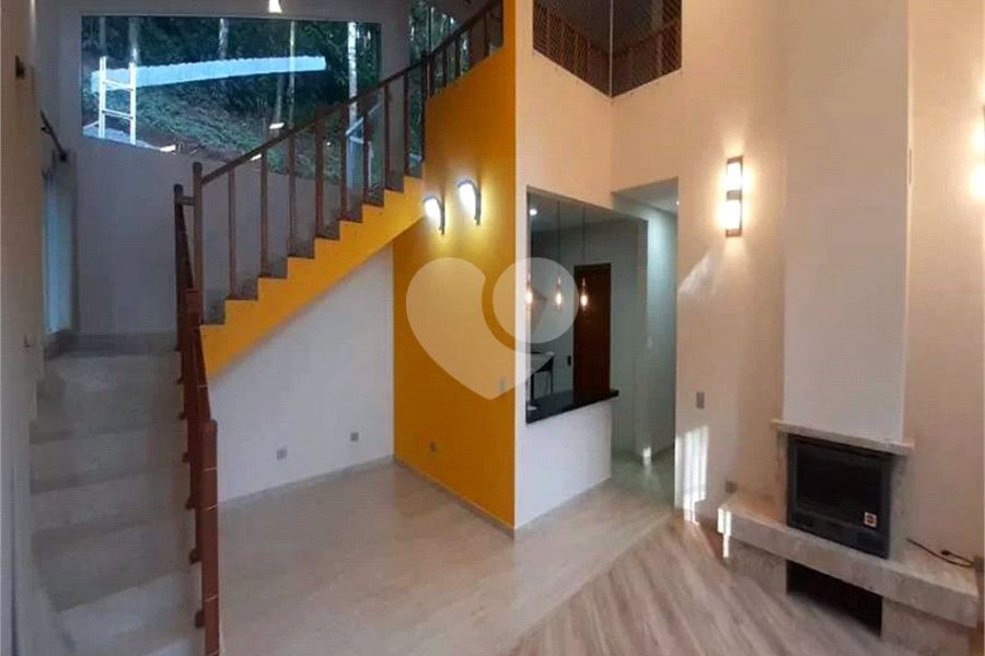 Casa à venda com 3 quartos, sendo 1 suíte, no condomínio Jardim da Montanha I, Mairiporã - SP