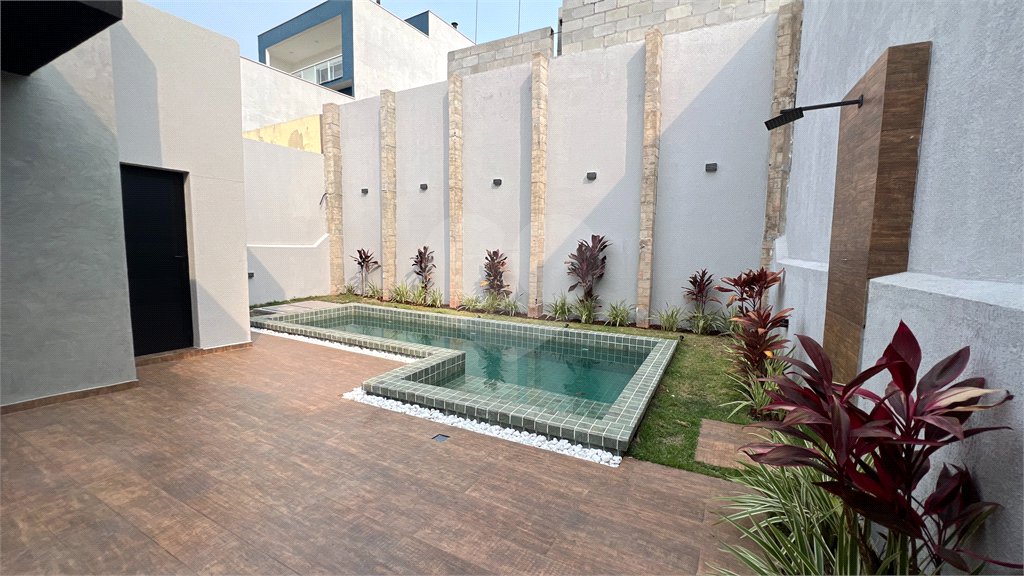 Casa à venda com 3 quartos, sendo 1 suíte, no condomínio Veneza, Mogi das Cruzes - SP