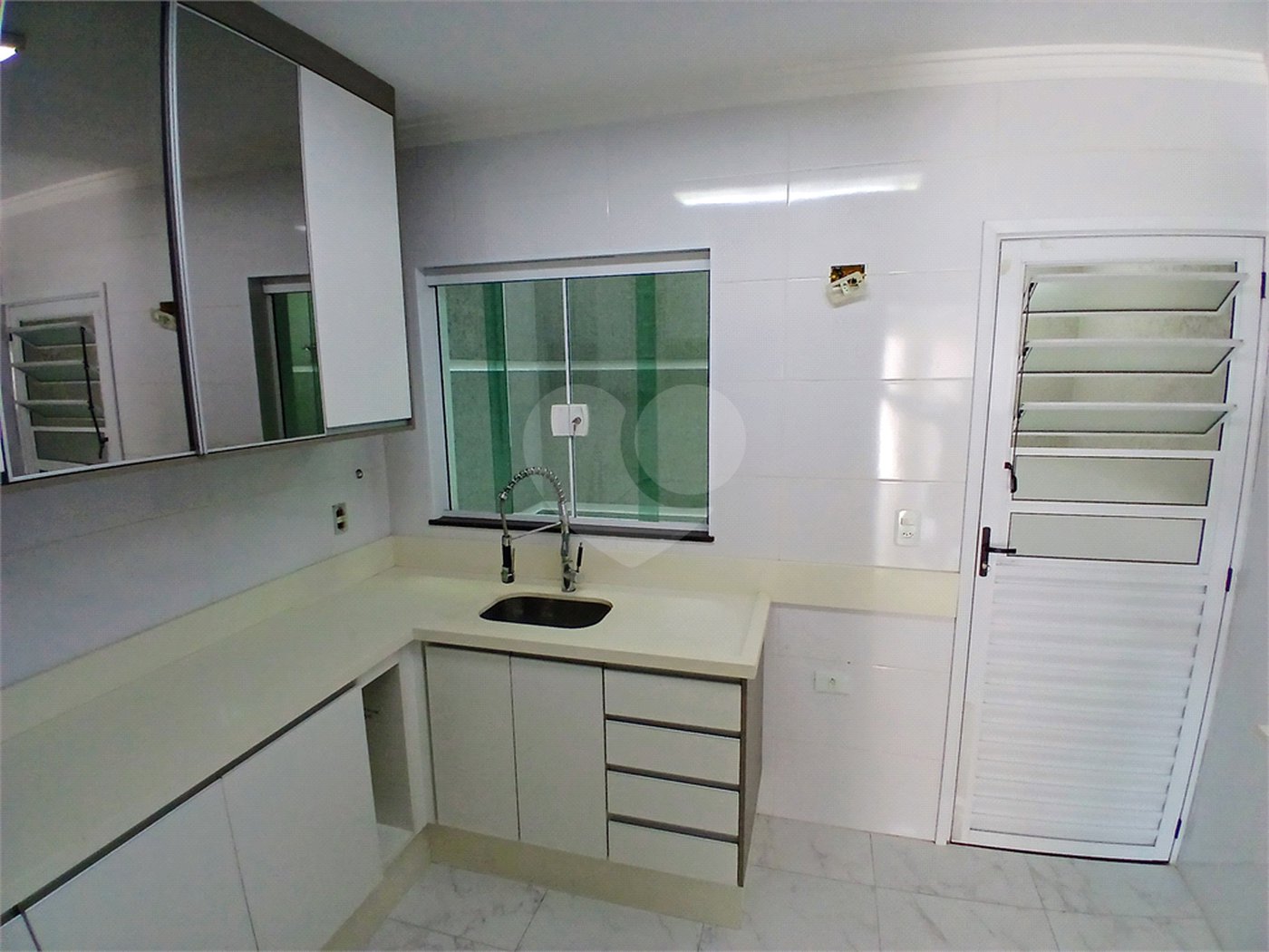 Sobrado à venda com 3 quartos, sendo 1 suíte,  em Parque Vitória, São Paulo, SP