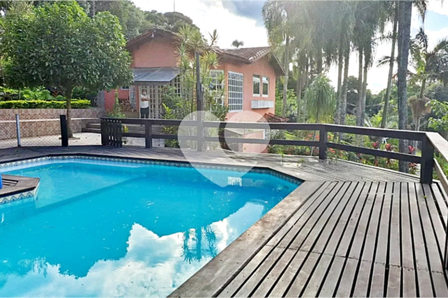 Casa à venda com 6 quartos, sendo 2 suítes, no condomínio Associação Reserva das Hortênsias, Mairiporã - SP