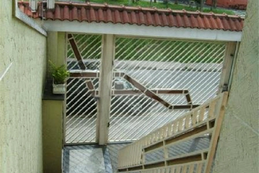 Sobrado à venda com 4 quartos, sendo 3 suítes, em Vila Irmãos Arnoni, São Paulo, SP