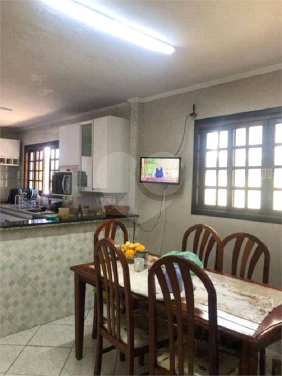 Sobrado à venda com 4 quartos, sendo 3 suítes, em Vila Irmãos Arnoni, São Paulo, SP