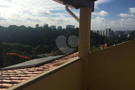 Casa à venda com 5 quartos, sendo 4 suítes, no condomínio Jardim Vitória Régia, São Paulo - SP