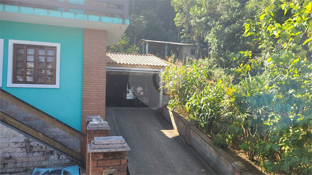 Casa à venda com 4 quartos, sendo 1 suíte, no condomínio Parque Suiça, Caieiras - SP