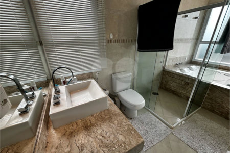 Casa à venda com 4 quartos, sendo 3 suítes,  em Vila Oliveira, Mogi das Cruzes, SP