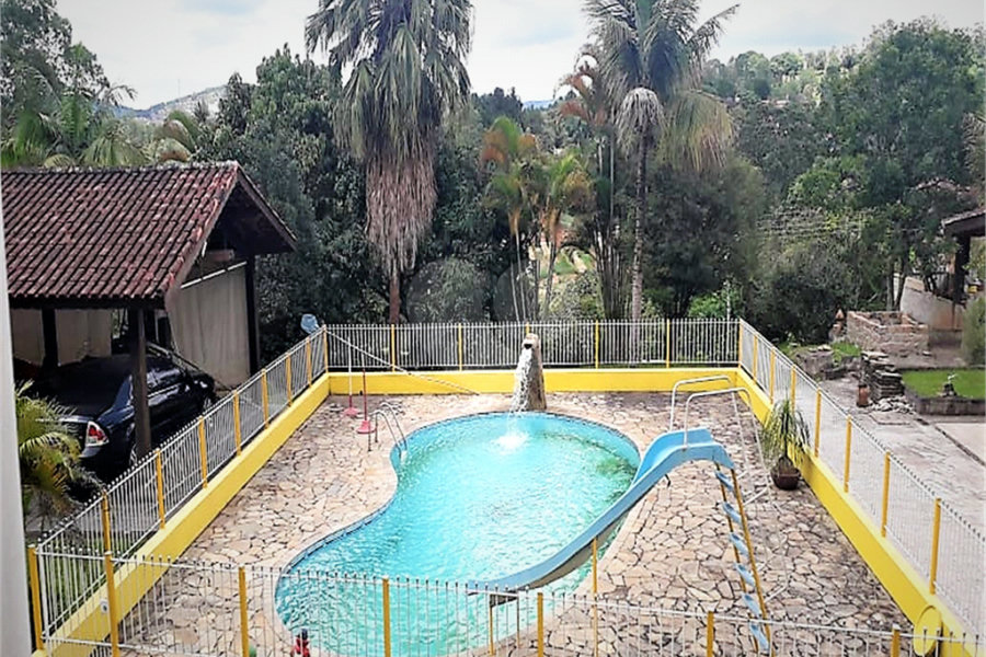 Casa à venda com 4 quartos, sendo 2 suítes, no condomínio Gleba II, Mairiporã - SP