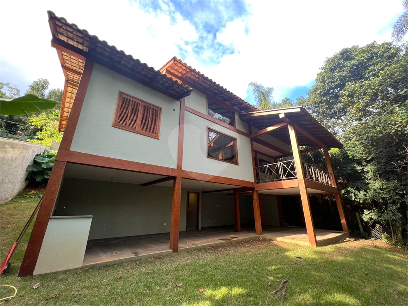 Sobrado à venda com 3 quartos, sendo 1 suíte,  em Serra da Cantareira, Mairiporã, SP