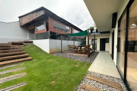 Sobrado à venda com 4 quartos, sendo 2 suítes,  no Centro, Joanópolis, SP