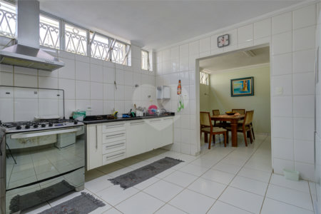 Casa Térrea à venda com 5 quartos, sendo 4 suítes, em Interlagos, São Paulo, SP