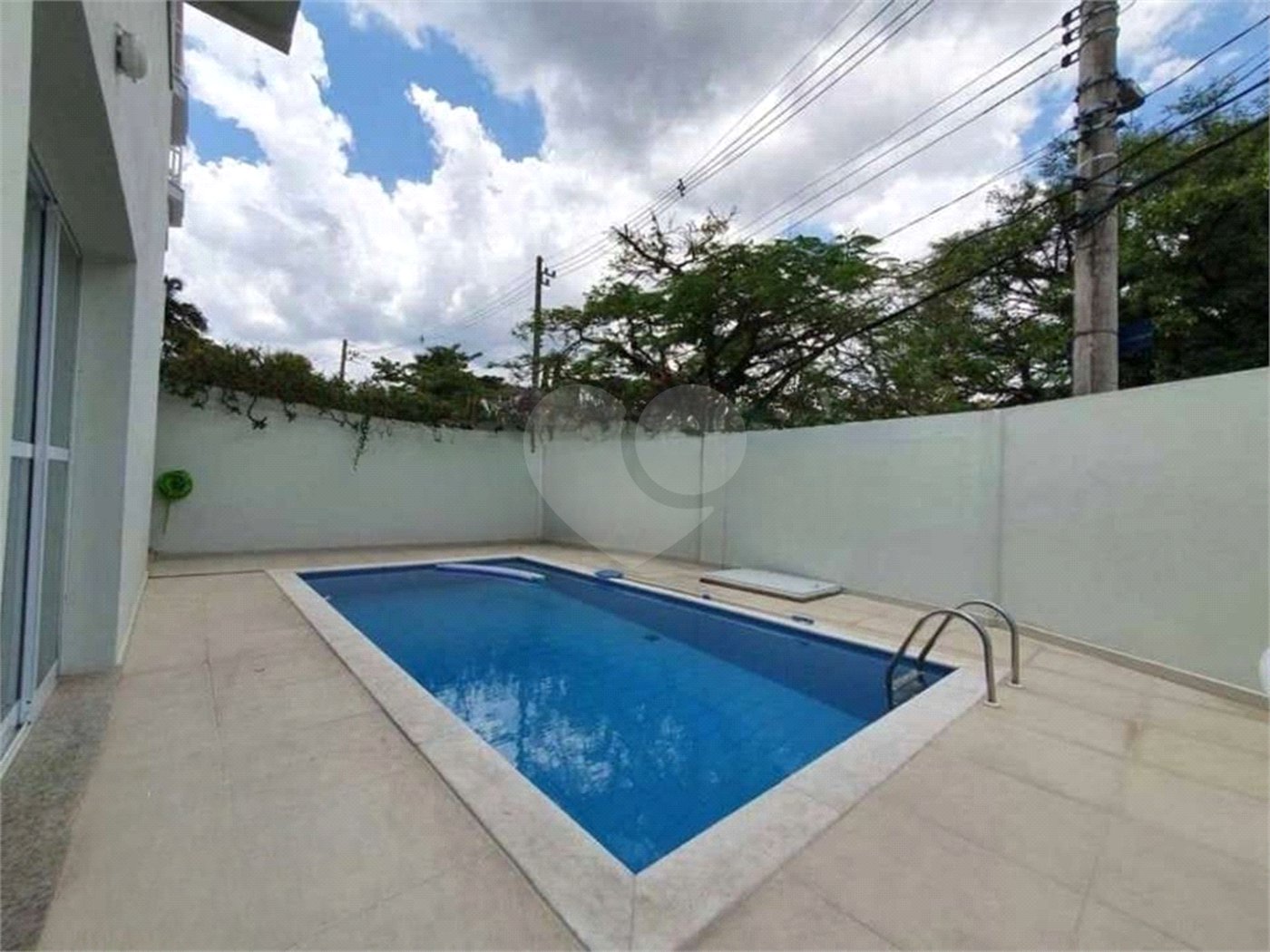 Sobrado à venda com 4 quartos, sendo 3 suítes, em Tremembé, São Paulo, SP