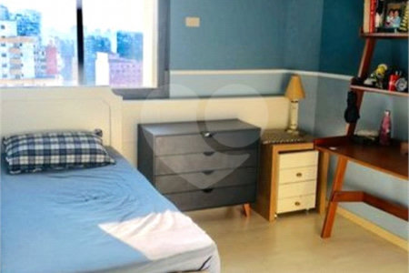 Apartamento à venda com 4 quartos, sendo 2 suítes,  em Aclimação, São Paulo, SP