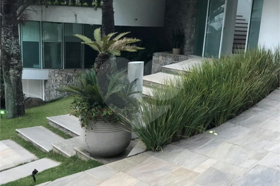 Casa à venda com 4 quartos, sendo 8 suítes, no condomínio Residencial Jd. Ibiratiba, São Paulo - SP