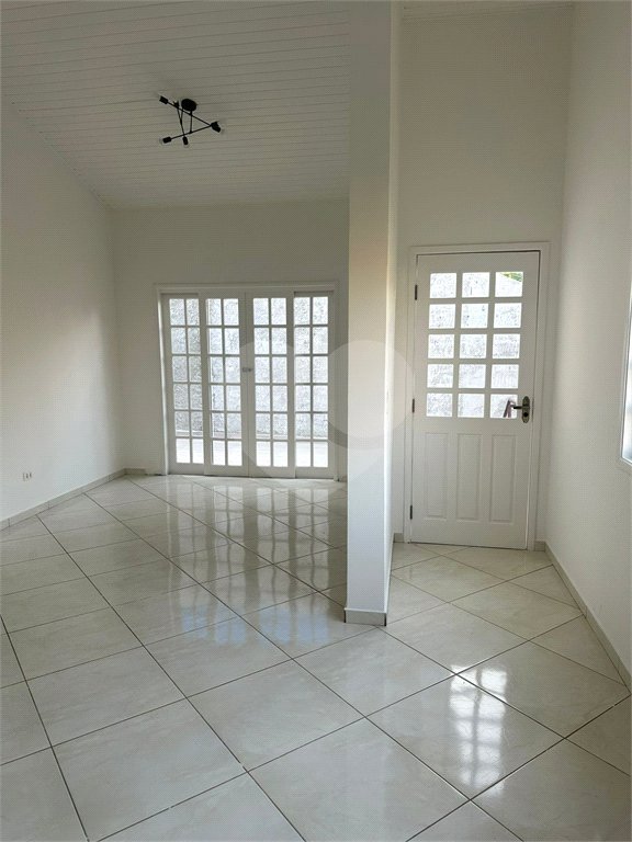 Casa à venda com 4 quartos, sendo 1 suíte,  no condomínio Jardim das Acácias, Cotia - SP