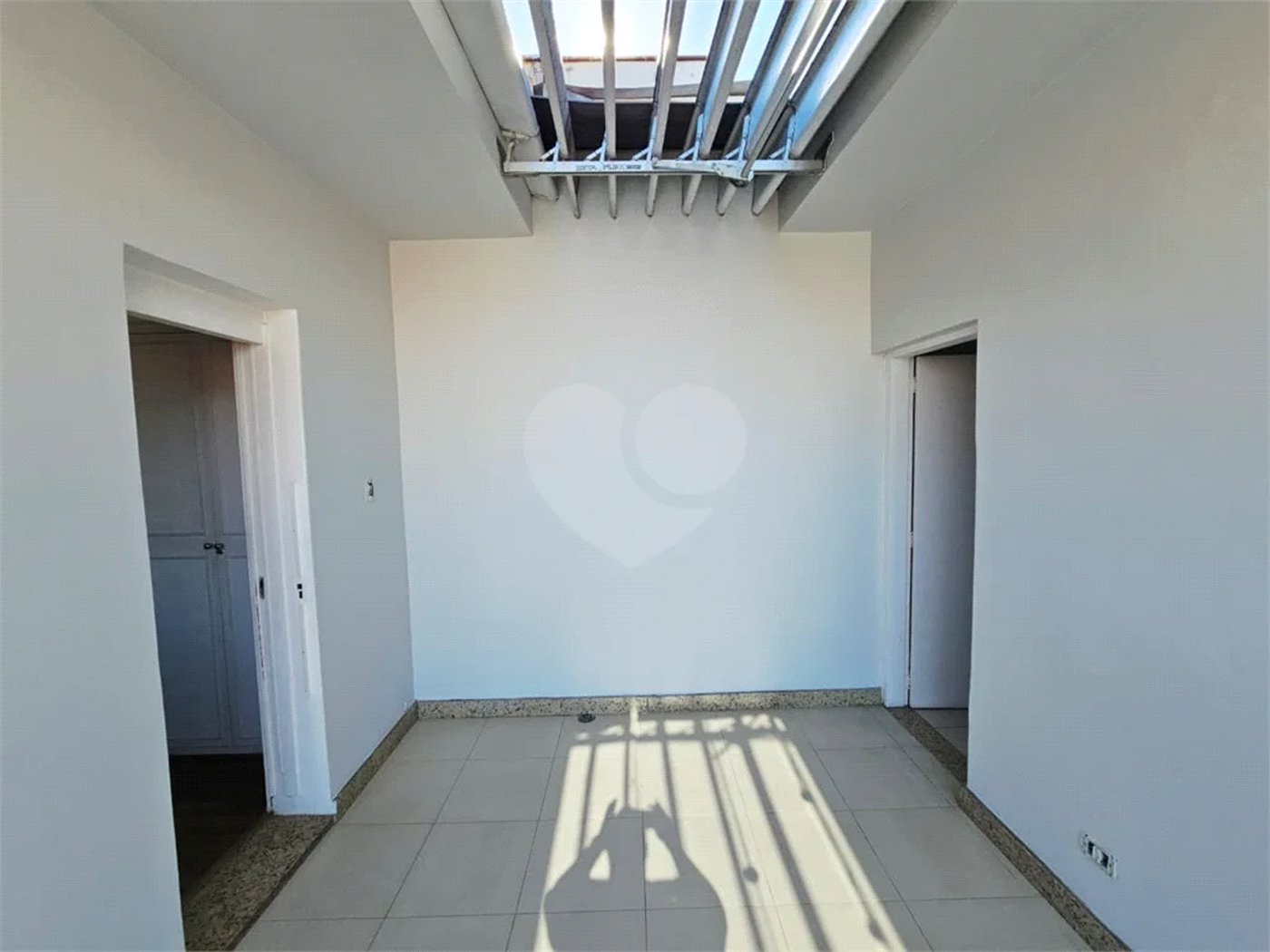 4 dormitórios, 1 suíte, 3 banheiros, 2 vagas, Área Total: 130,00 m², Construído: 174,00 m²