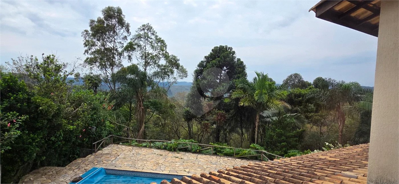 Sobrado à venda com 5 quartos, sendo 3 suítes, em Roseira, Mairiporã, SP