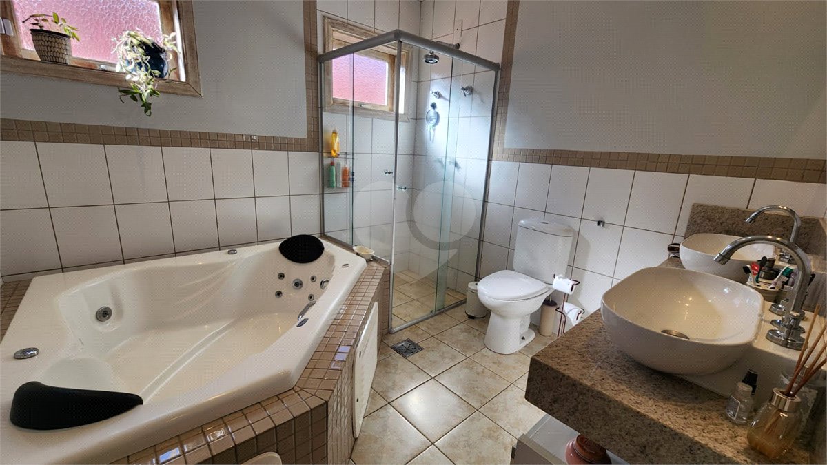 Casa à venda com 4 quartos, sendo 2 suítes, no condomínio Residencial Jardim Primavera, Louveira - SP