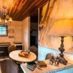 Casa na Granja Viana com 1.600m² de terreno, lareira e amplo espaço para veículos