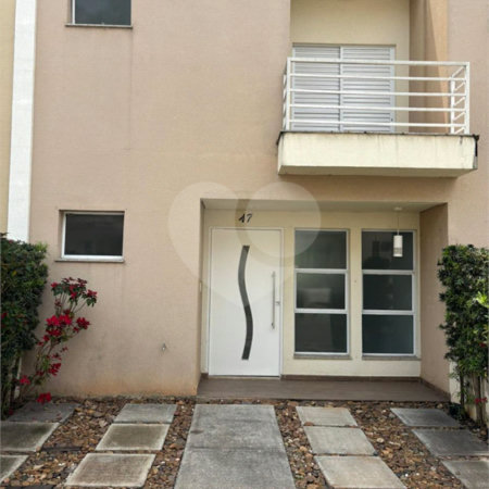 Casa à venda com 3 quartos, sendo 1 suíte, no condomínio Recanto das Araucárias, Suzano - SP