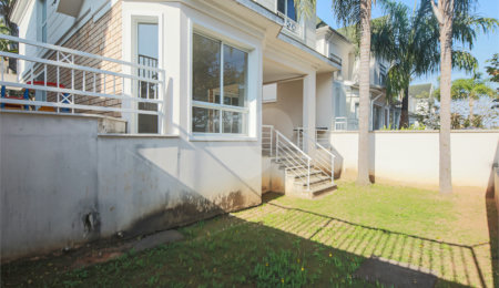 Casa à venda com 4 quartos, sendo 2 suítes, no condomínio Bristol Village, São Paulo - SP
