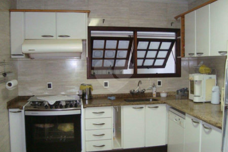 Sobrado à venda com 4 quartos, sendo 2 suítes, em Santa Teresinha, São Paulo, SP
