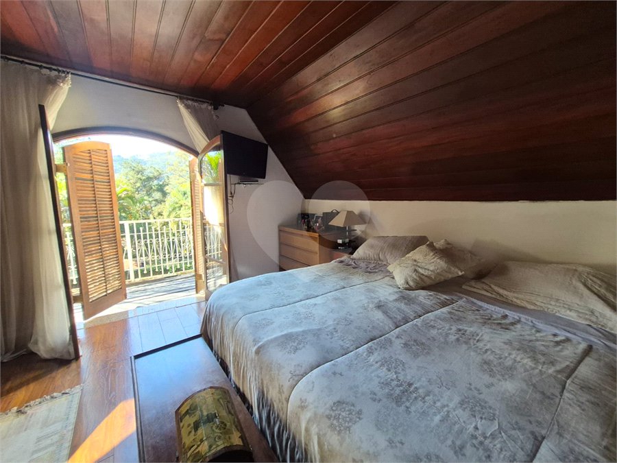 Sobrado à venda com 4 suítes em Serra da Cantareira, Mairiporã, SP