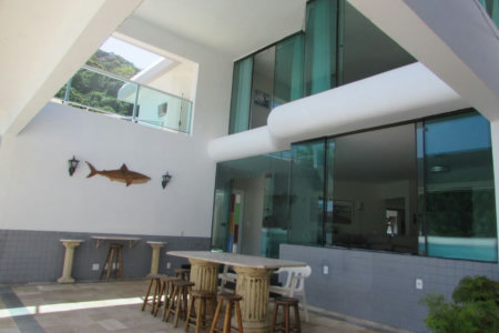 Casa de Alto Padrão com 5 Suítes e Lazer Completo– Guarujá